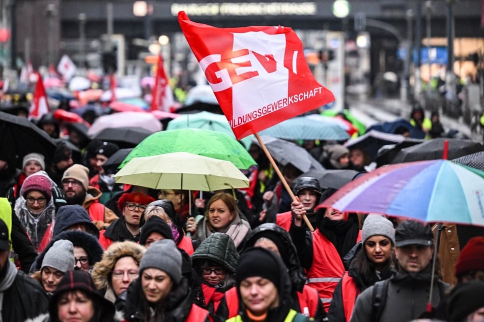 Bereits in anderen Städten, wie Berlin, schwenke die Gewerkschaft Erziehung und Wissenschaft die Fahnen.