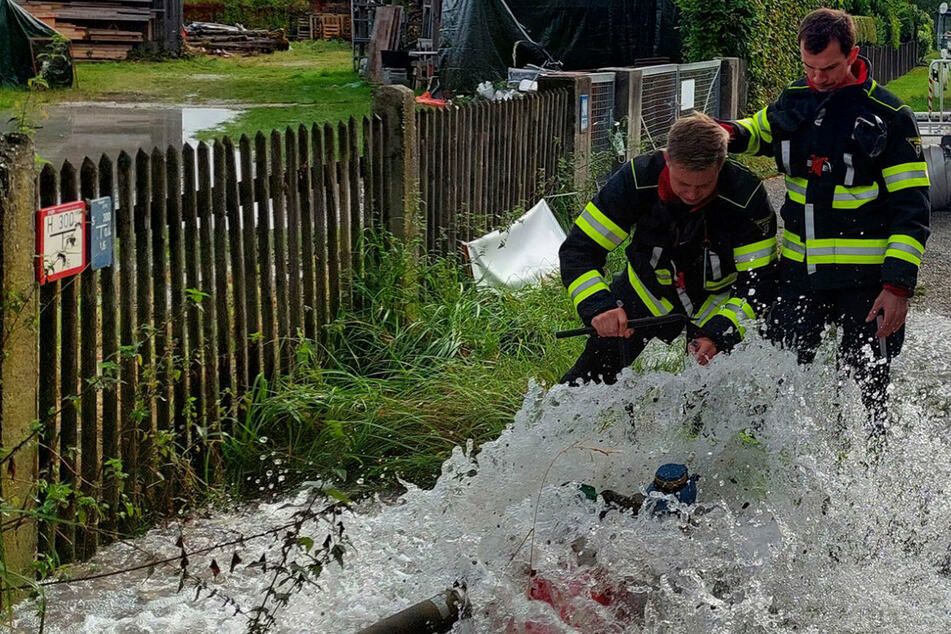 München: Umgefahrener Hydrant setzt Straße unter Wasser, Taucher können Massen nicht stoppen