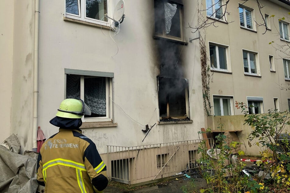 Feuer in Wohnung: Bewohner mit Fluchthauben gerettet, Kamerad von Hund gebissen