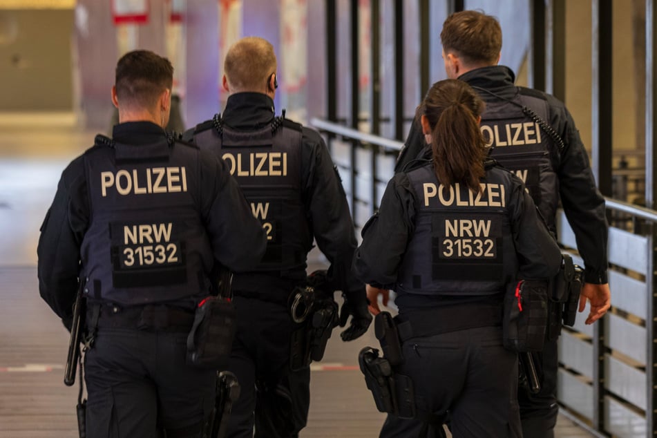 Insgesamt 16 Wohnungen in und rund um Köln wurden am Mittwochmorgen von der Polizei durchsucht. (Symbolfoto)