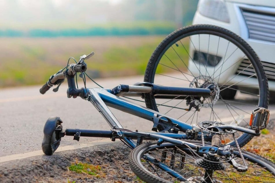 Autofahrer rammt 35-Jährige von ihrem Rad: Sein Verhalten danach macht sprachlos