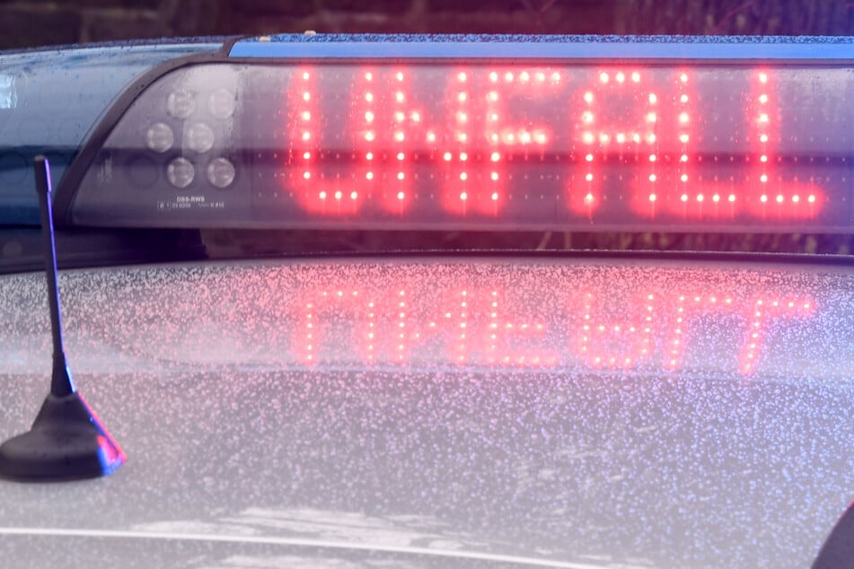 Tödlicher Unfall im Kreisverkehr: Senior kracht mit Auto in Lkw