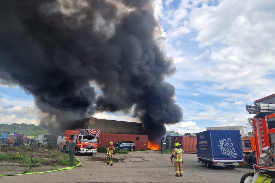 Die Brandbekämpfung ist eingeleitet, es kommt zu einer sichtbaren Rauchentwicklung