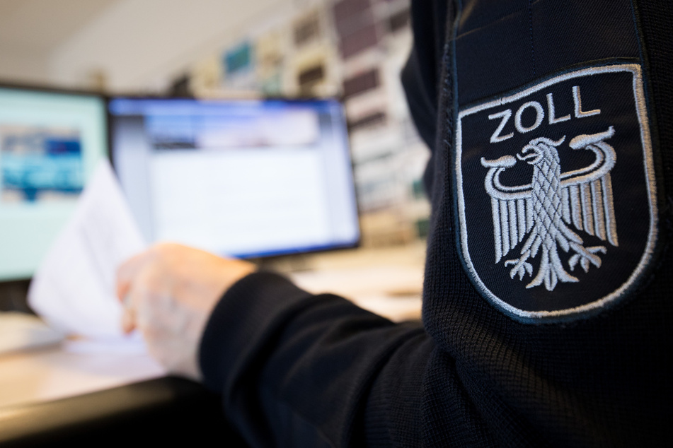 Ein Mitarbeiter des Zolls prüft am Computer die Ladung eines Containers. (Symbolfoto)
