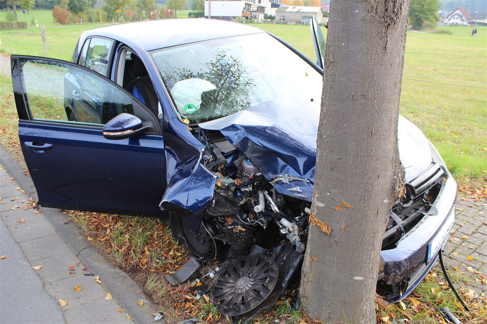 Nach dem Unfall musste der völlig demolierte VW Golf abgeschleppt werden.