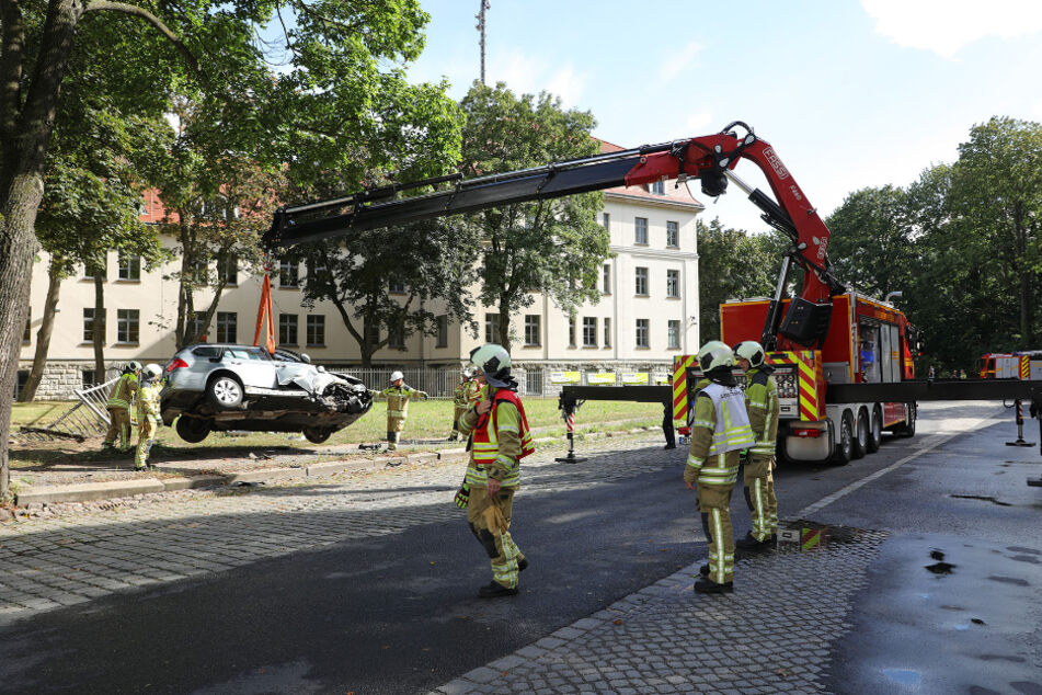 Der BMW kam auf einem Zaun zum Stehen, zwei Insassen trugen Verletzungen davon.