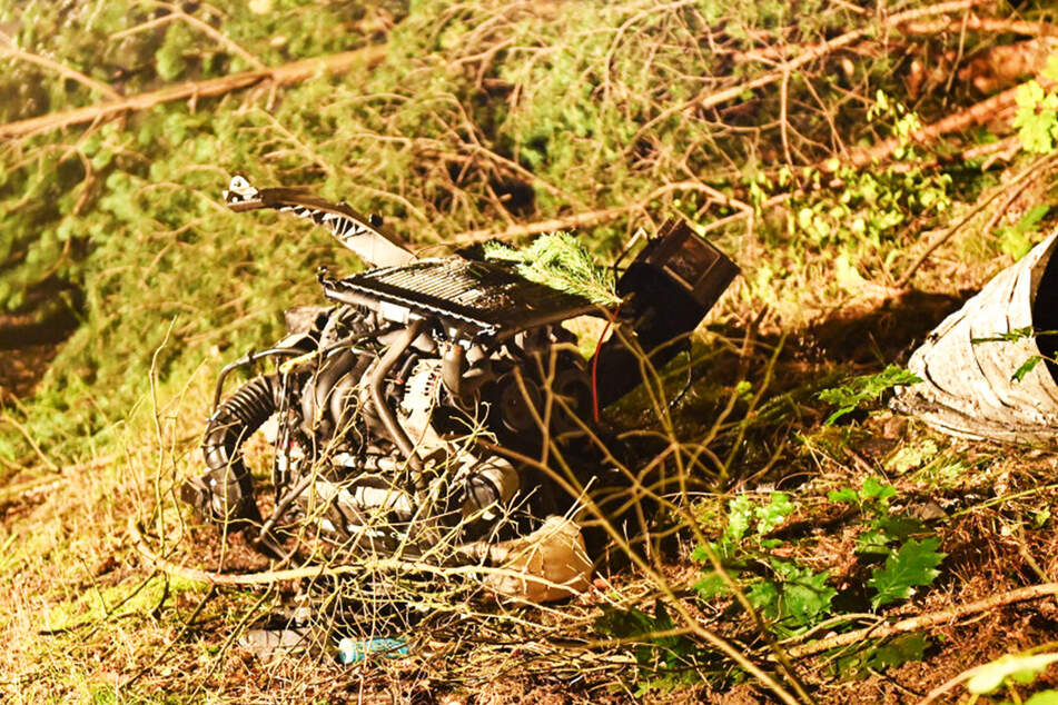Der Motorblock wurde bei dem Unfall aus dem Ford Focus gerissen.