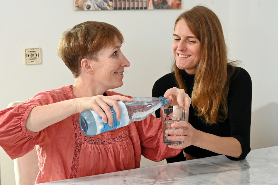 Die blinde Tina Winkelmann (40, l.) zeigt Claudia Carus (37), wie man Wasser einschenkt, ohne eine Überschwemmung anzurichten.