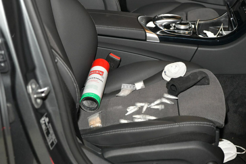 Auf dem Beifahrersitz des Mercedes liegt die aufgeschraubte Spraydose. Daneben sind die Drogen zu sehen, die sich in der Dose befunden haben.