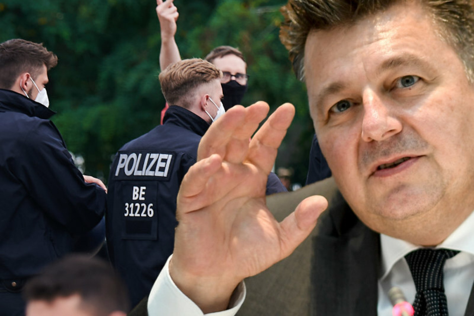 Innensenator Andreas Geisel (54, SPD) bereitet einen Elf-Punkte-Plan zur Bekämpfung extremistischer Tendenzen in der Polizei vor. (Bildmontage)