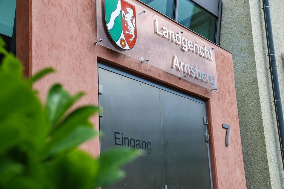 Auch Jugendliche beteiligt: Frau über Monate in Wohnhaus brutal misshandelt