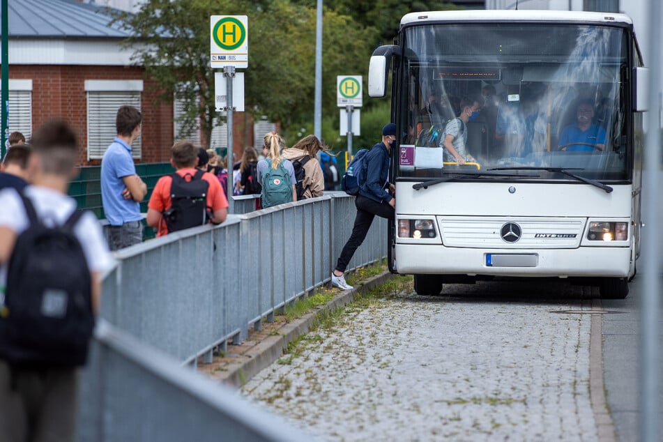 Das Land NRW unterstützt die Anschaffung neuer Schulbusse zum Infektionsschutz der Schüler in Corona-Zeiten. (Symbolbild)