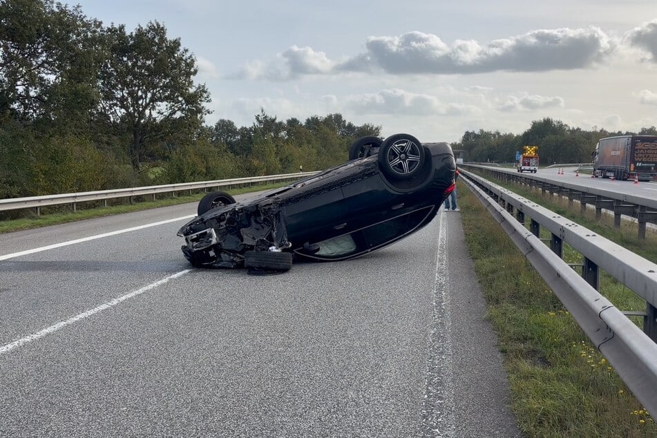 Eines der Fahrzeuge landete nach dem Unfall auf der A27 auf dem Dach.