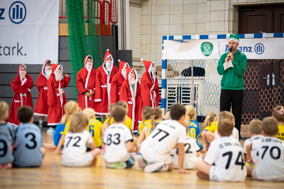 Im letzten Jahr besuchten gleich mehrere Nikoläuse das Nikolaus-Spielfest des SC DHfKs.