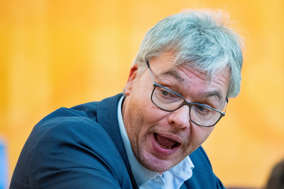 Torsten Felstehausen (57, Die Linke), innenpolitischer Sprecher im hessischen Landtag, hält die veröffentlichten Dokumente für echt.