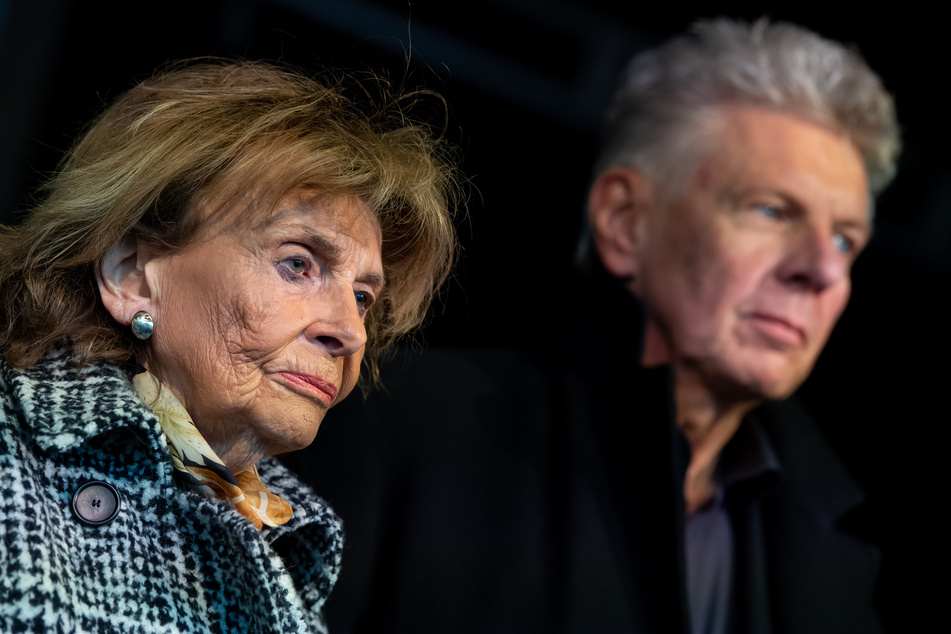 Dieter Reiter (SPD), Oberbürgermeister von München, und Charlotte Knobloch, Präsidentin der Israelitischen Kultusgemeinde München, nehmen unter dem Motto "Just don't do it" an der Kundgebung teil.