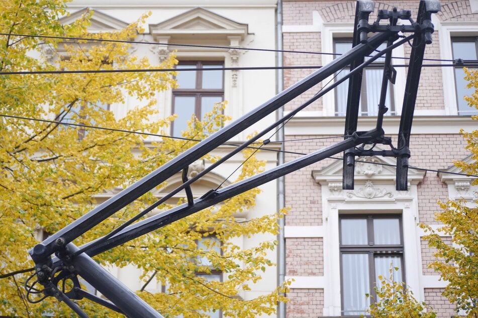 Es sind Vorbereitungsarbeiten an den Oberleitungen notwendig.