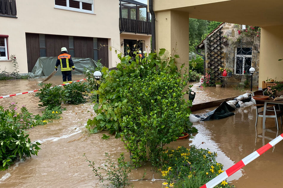 Überflutete Straßen, überschwemmte Wohnbereiche. Die Einsatzkräfte versuchen, den Wassermassen Herr zu werden.