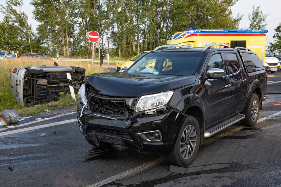Unfall an der A4-Abfahrt in Burkau: Die beteiligten Unfallautos - der SUV sowie der Kleinwagen im Graben.