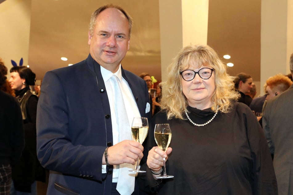 Gratulation: OB Dirk Hilbert (53, FDP) und Intendantin Felicitas Loewe (65) stoßen auf 75 Jahre Theater Junge Generation an.