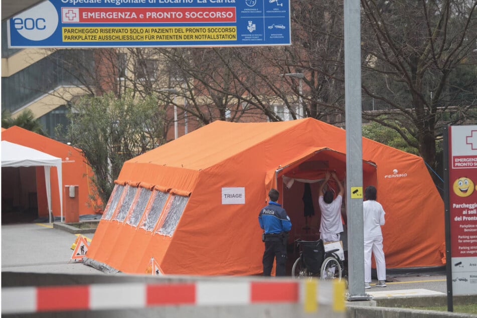 Locarno im März 2020: Ein Zelt zur Aufnahme und Einteilung von Patienten mit Corona-Symptomen steht im Eingangsbereich der Notaufnahme eines Krankenhauses.