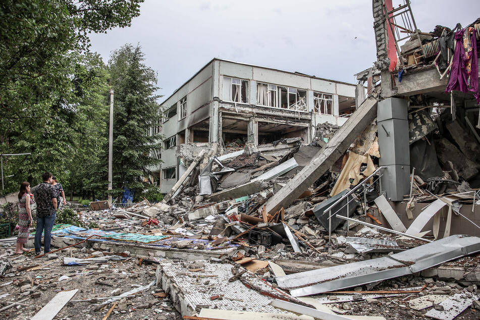 Eine zerstörte Grundschule in der Nähe des Bezirks Saltiwka in Charkiw, die Anfang Juni von russischen Truppen beschossen wurde.