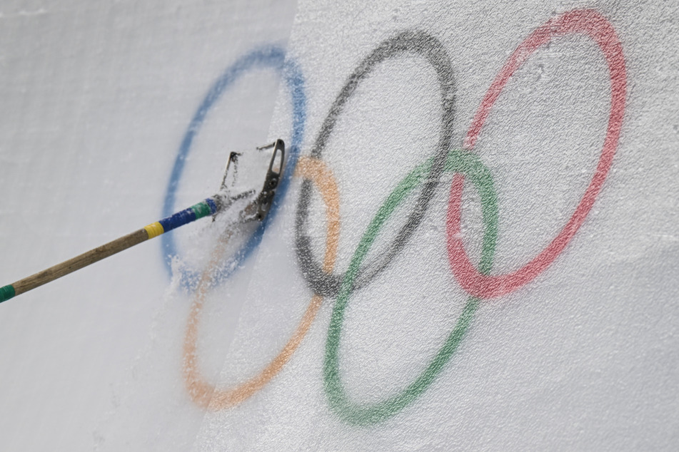 Wird das Bild von den olympischen Ringen - wie hier 2022 in Peking - schon bald auch auf einem, vielleicht auch mehr als einem deutschen Eiskanal aufgefrischt? Der Traum von Olympischen Winterspielen in Deutschland lebt jedenfalls weiter. (Symbolbild)