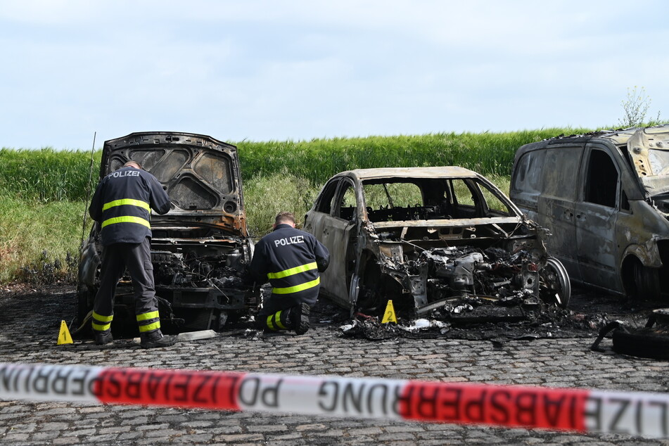 Völlig zerstörte Wagen: Die Kriminalpolizei ermittelt zur Brandursache.
