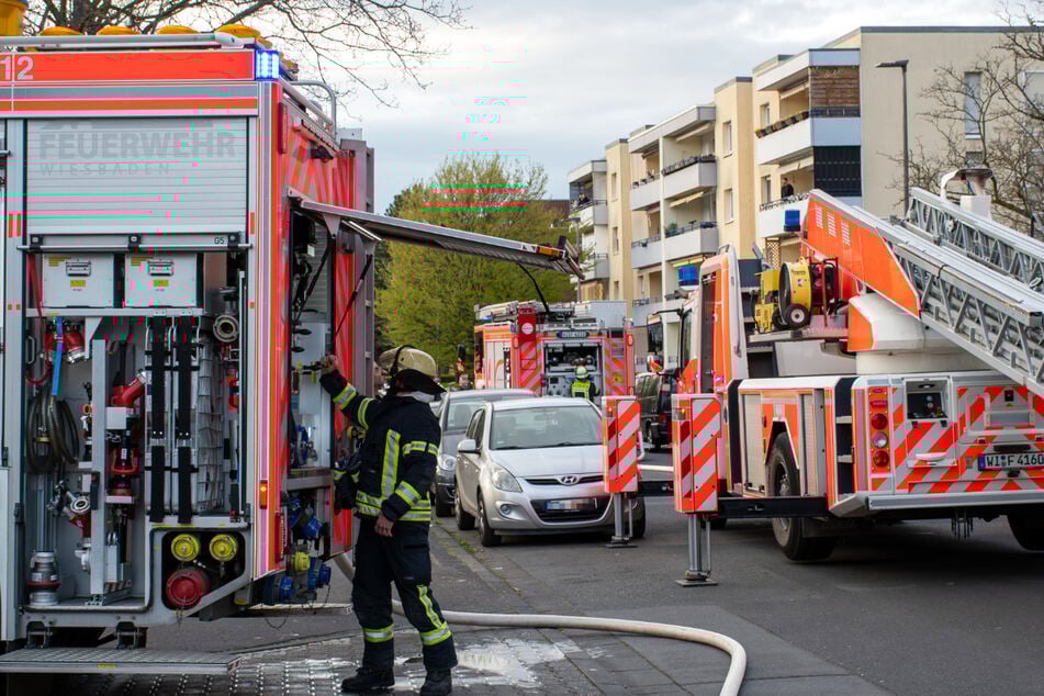 Rund 40 Feuerwehrkräfte rückten nach der Alarmierung in den Wiesbadener Stadtteil Mainz-Kastel aus, ebenso Angehörige des Rettungsdienstes.