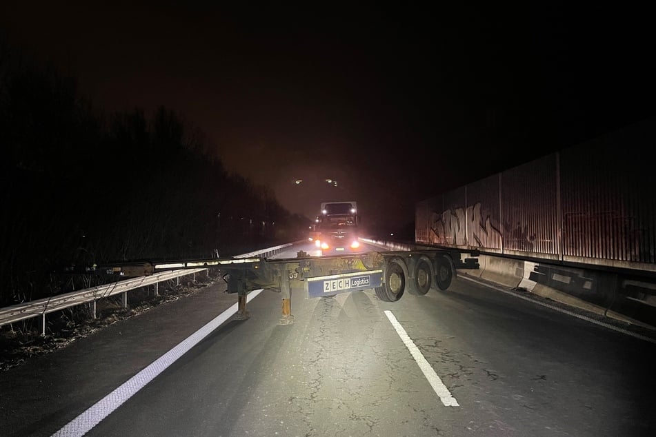 Unbekannte hatten in der Nacht auf Samstag mit einem unbeladenen Sattelauflieger die A281 blockiert.