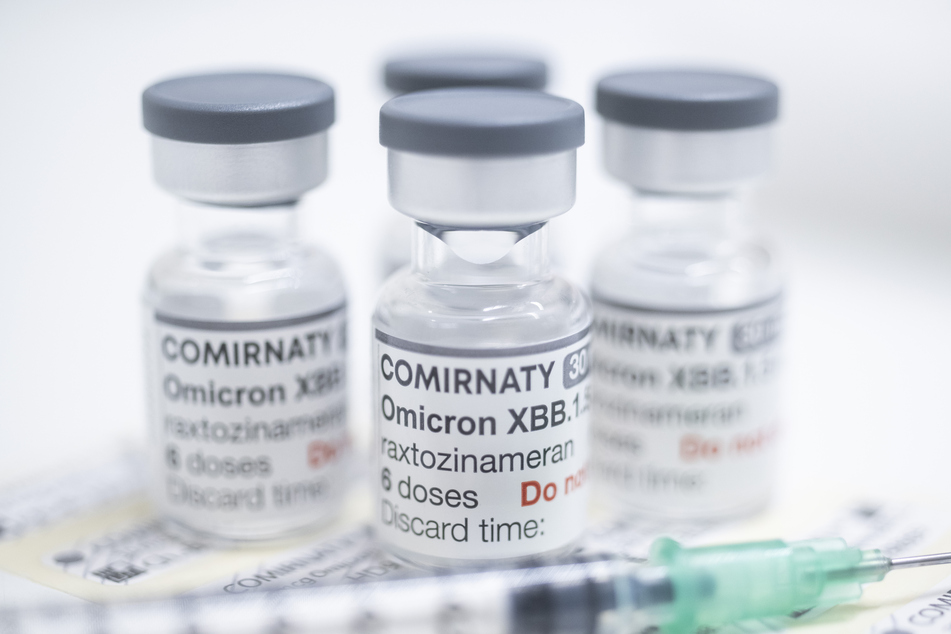Ampullen des neuen an die Omikron-Sublinie XBB.1.5 angepassten Corona Impfstoffs stehen zur Verfügung.