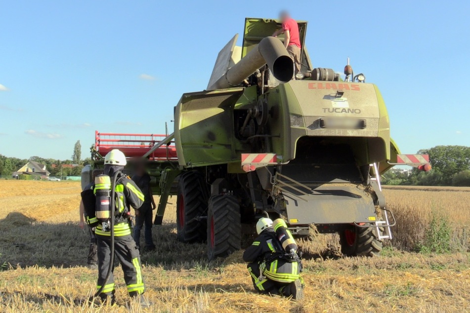Die Kameraden der Feuerwehr Langenfeld beim Einsatz auf dem Acker.