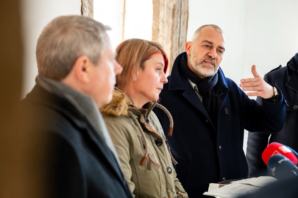 Der Oberbürgermeister der Stadt Weimar, Peter Kleine (parteilos, r.), die Abteilungsleiterin Bodenmanagement der Stadt Weimar, Susan Fröbe (M.), und Rechtsanwalt Johannes-Christian Vent im Pressegespräch.