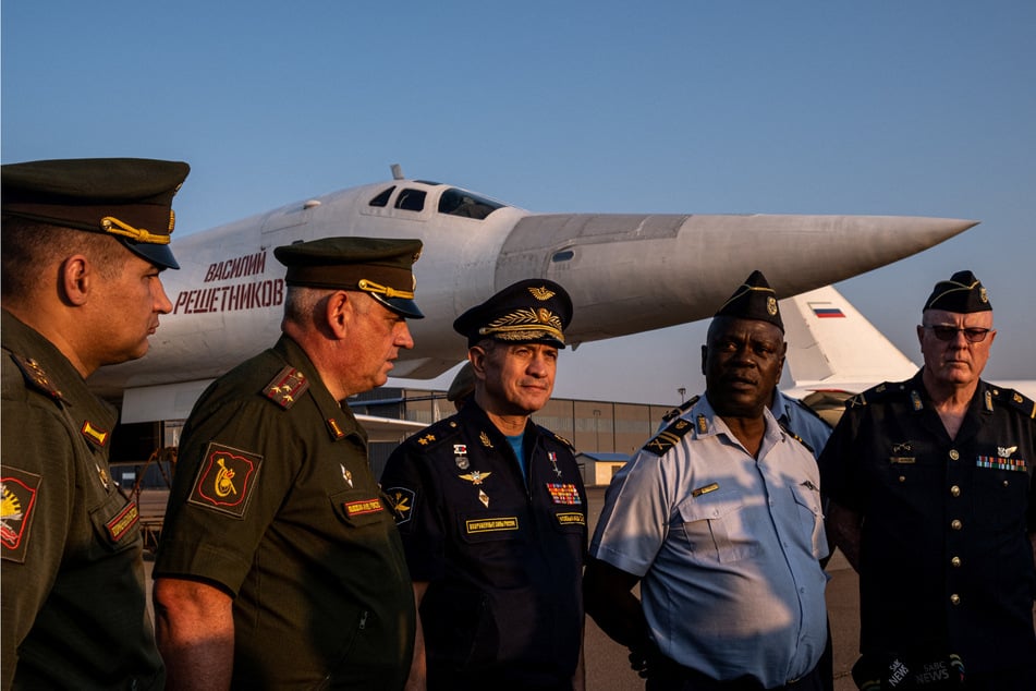 Russische Militärs im Gespräch mit ihren südafrikanischen Kollegen. Die Beziehung beider Länder gelten als eng. Im Hintergrund ein strategischer Bomber vom Typ Tupolev Tu-160. (Archivbild 2019)