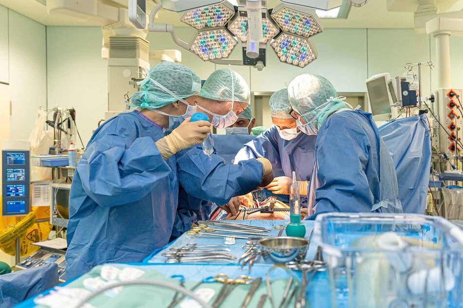 Spitzenmedizin in Dresden: Hier setzten Chirurgen am Herzzentrum 2021 einem Patienten (57) ein Kunstherz ein. Weltweit gab es zu dem Zeitpunkt nur 27 Menschen mit so einem künstlichen Organ.