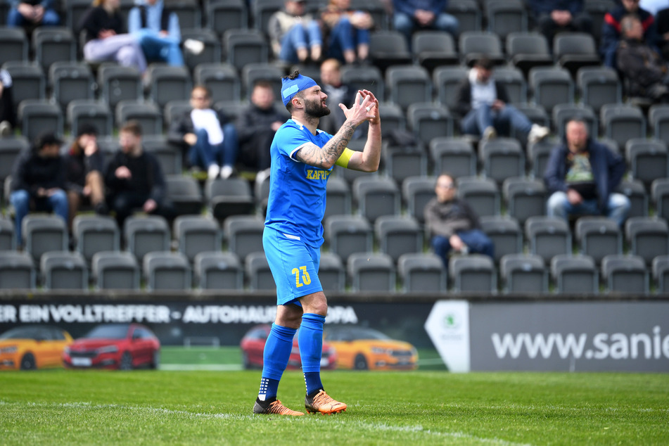 Kapitän Sascha Pfeffer, nach einem Luftzweikampf mit Turban weiterspielend, und sein 1. FC Lokomotive Leipzig sind raus aus dem Meisterrennen.