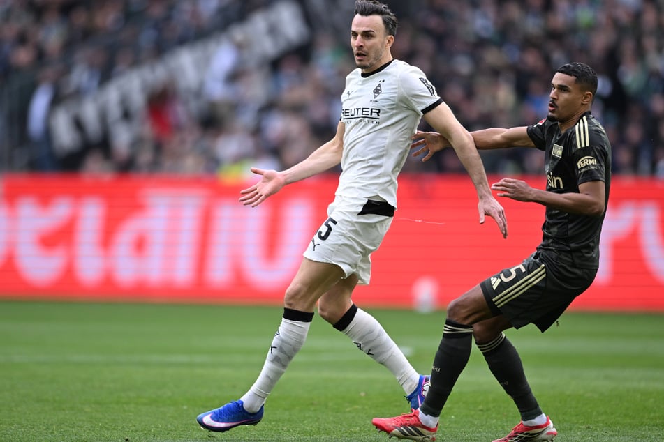 Danilho Doekhi (r.) weicht Ex-Herthaner Haris Tabakovic nicht von der Seite.