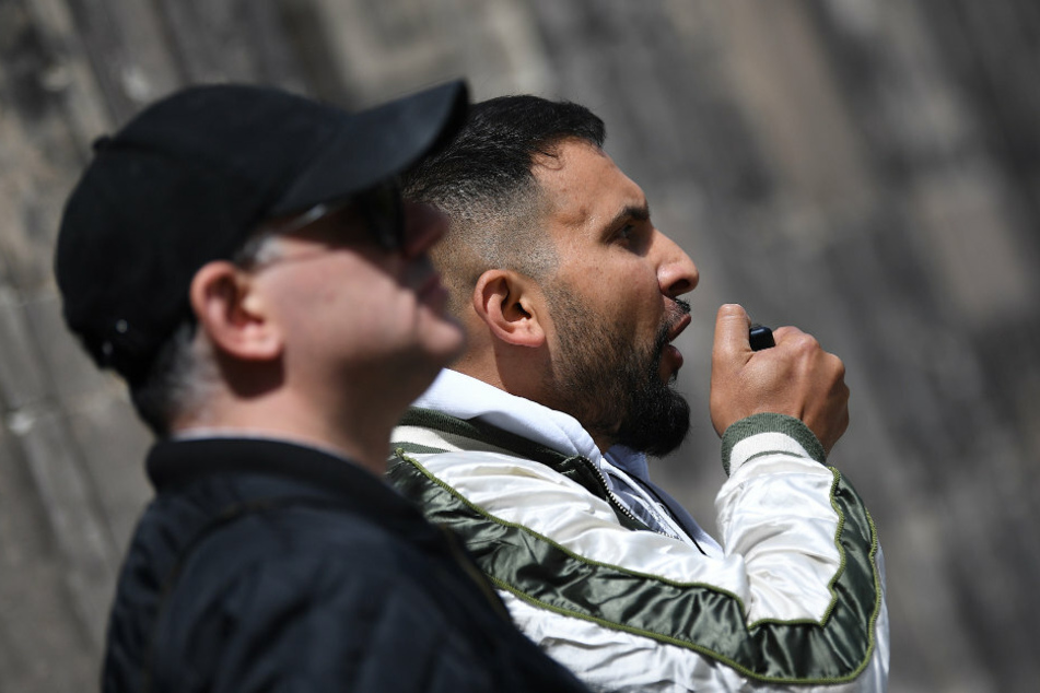 Attila Hildmann (39, r.), Kochbuchautor, spricht bei einer Demonstrationen gegen die Corona-Einschränkungen vor dem Altem Museum.