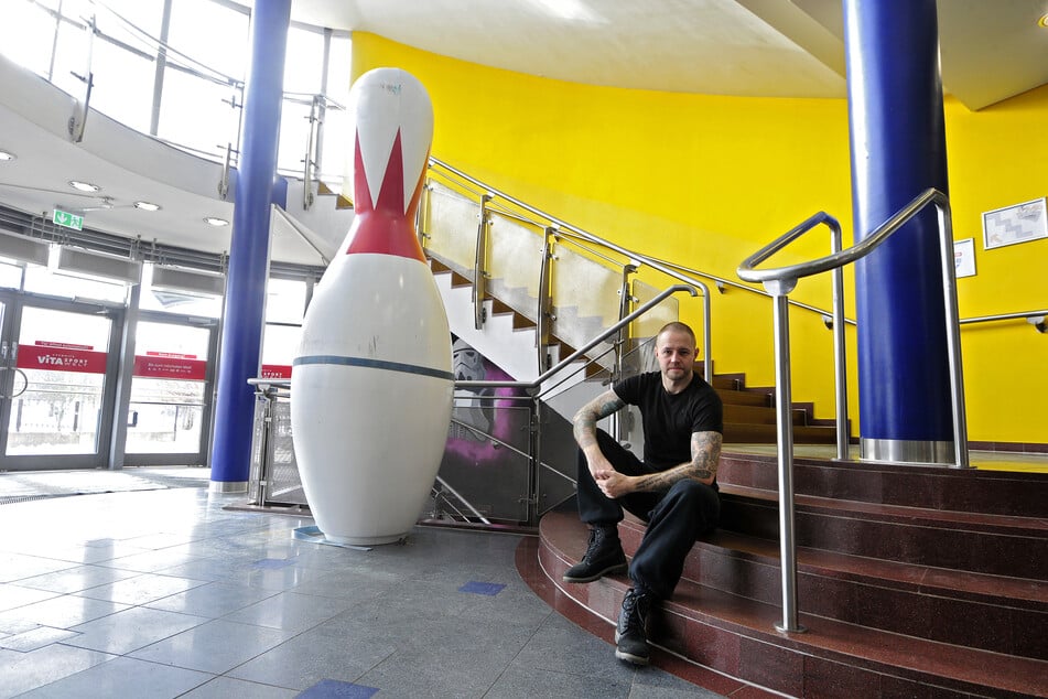 Spielcenter-Geschäftsführer Rico Neumann (36) am provisorisch gesichterten Pin.