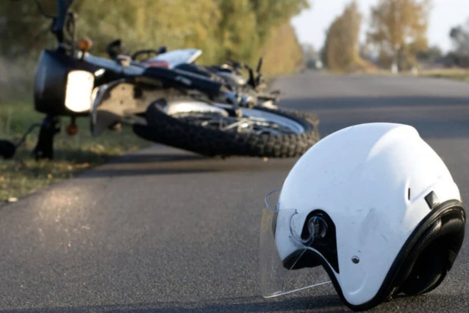 Todesdrama auf Bundesstraße: Junger Motorradfahrer kracht mit Lkw zusammen