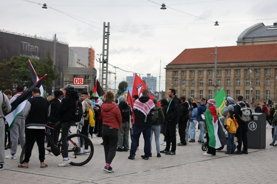 Rund 120 Personen haben sich am Nachmittag laut Polizei vor dem Leipziger Hauptbahnhof versammelt.