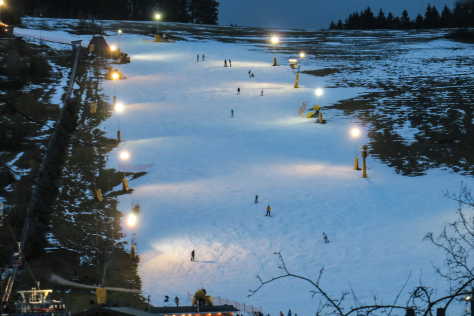 Bevor die Winter-Saison zu Ende geht, lädt Wurzelrudis Erlebniswelt nochmal auf die SkiArena in Eibenstock. (Archivbild)