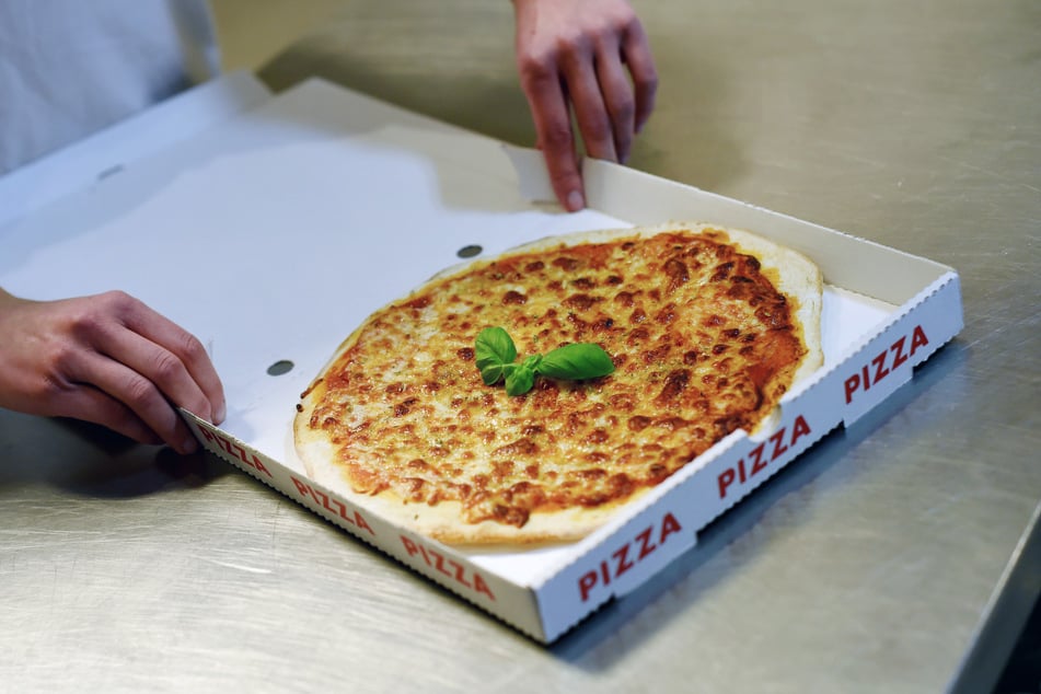 Streit um Pizza eskaliert: Restaurant-Chef wirft Frau Karton ins Gesicht und boxt sie