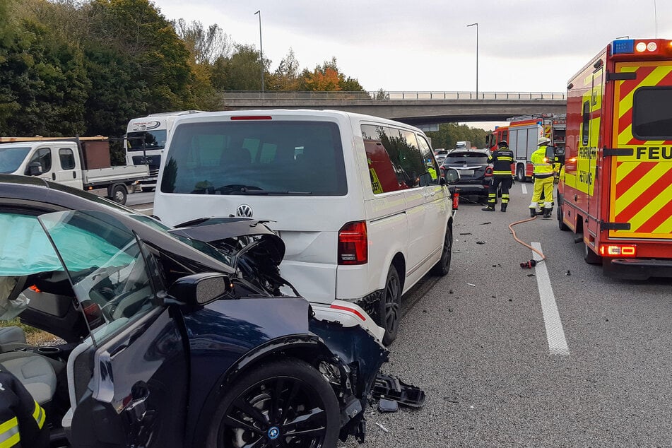 Unfall A99: Unfall auf A99 bei München: BMW, Fiat und VW-Bus krachen ineinander