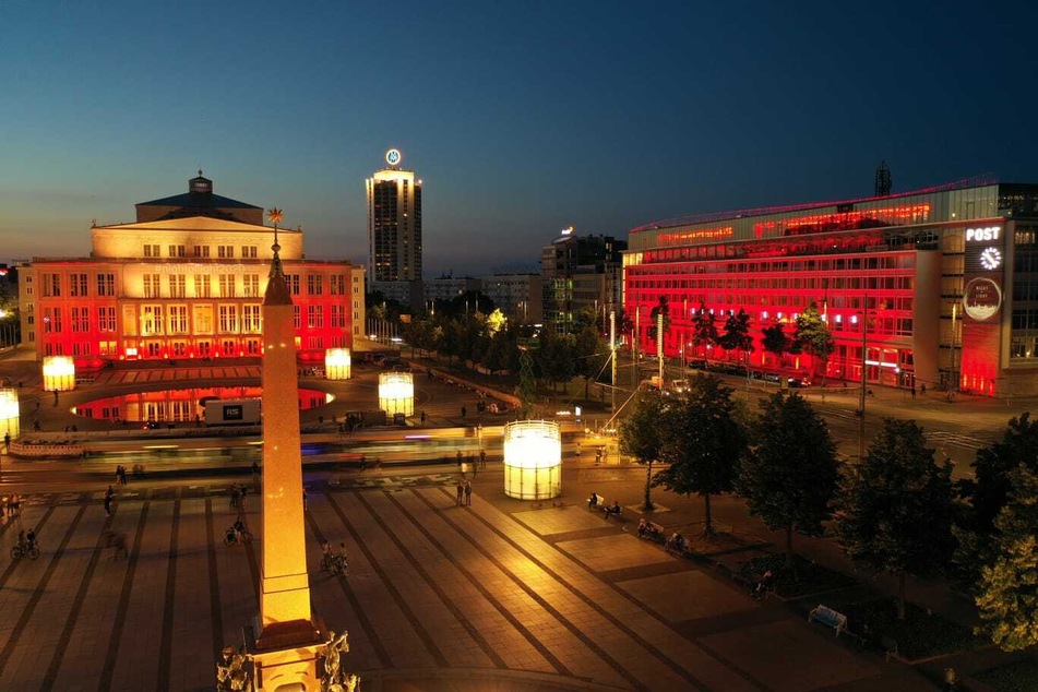 In Leipzig erstrahlten Montagnacht die Gebäude in rot.