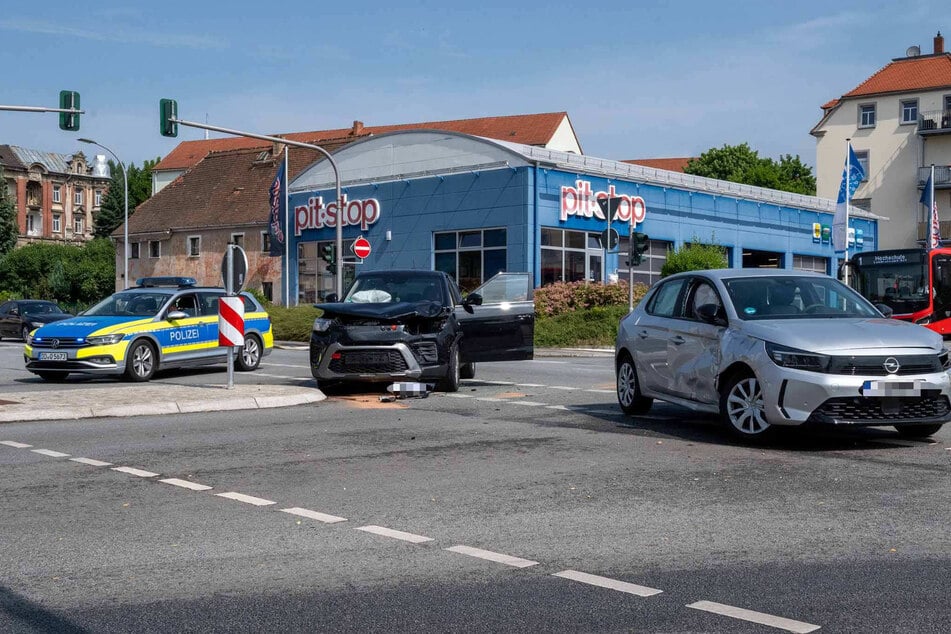 Nachdem ein Rentner (76) eine rote Ampel überfahren hatte, verursachte er einen Unfall mit drei Fahrzeugen.