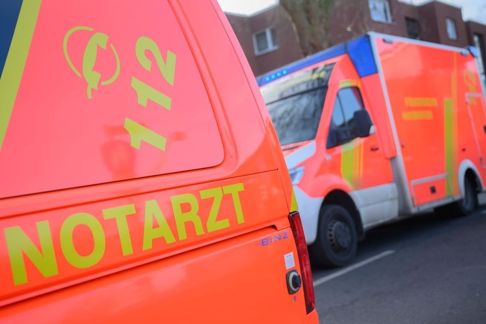 Arbeiter werkelt in Gleisbett, dann wird er von Zug erfasst