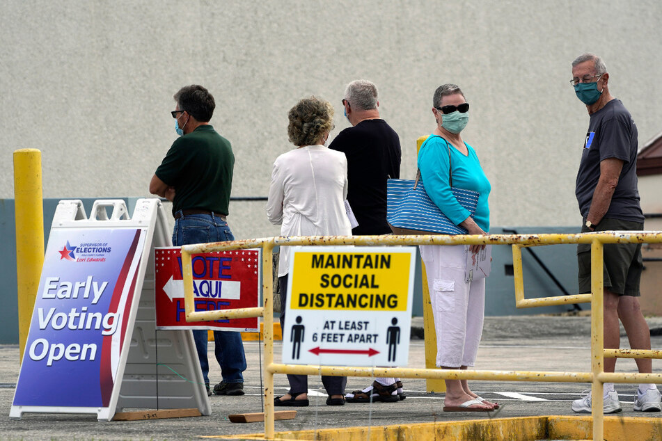 Wähler stehen am 19. Oktober Schlange, um im Regierungszentrum von Polk County ihre Stimme für die US-Präsidentenwahl abzugeben. Seit dem 19. Oktober konnten Frühwähler in Florida persönlich ihre Stimme abgeben.