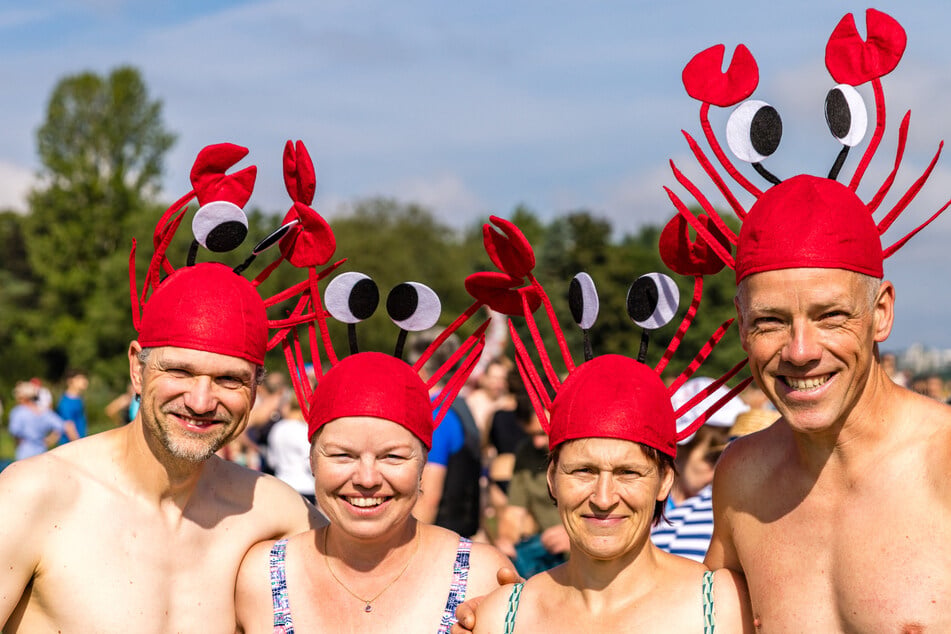 Manche nahmen kostümiert am Elbeschwimmen teil.