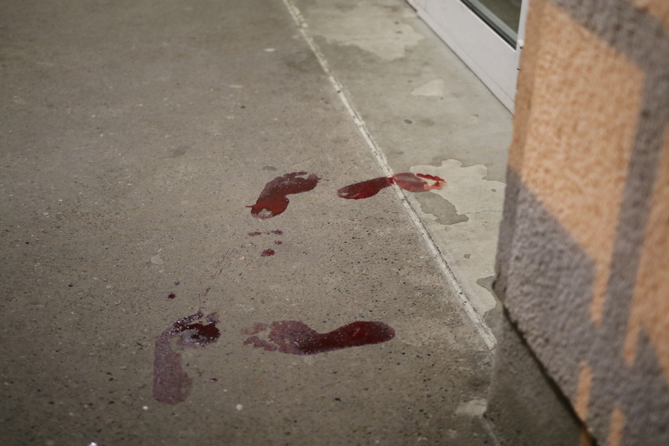 Anwohner meldeten blutige Fußspuren wie hier aus der Dürerstraße. Sie gehörten dem Opfer (33), das mit dem Messer massiv attackiert worden war.